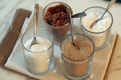 Kahverengi ve beyaz şeker arasında ne fark var?