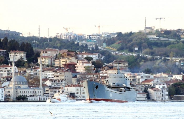 Rus savaş gemisi İstanbul Boğazı'ndan geçti