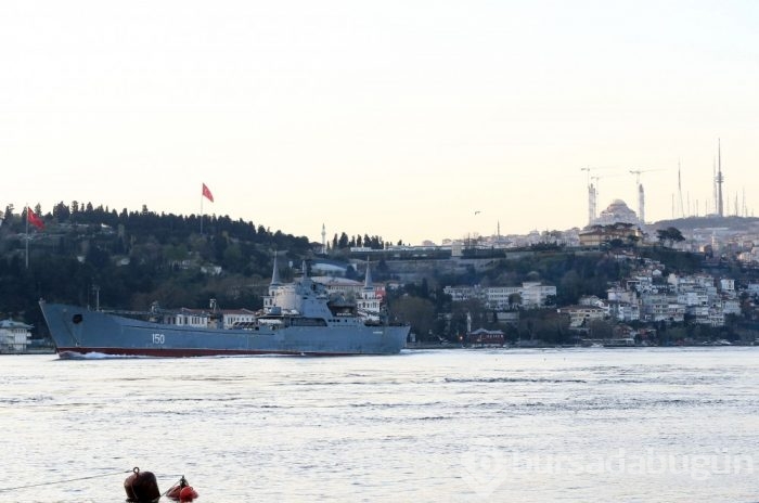 Rus savaş gemisi İstanbul Boğazı'ndan geçti