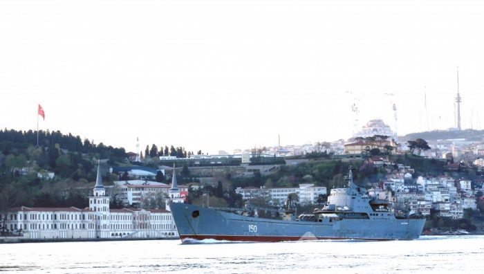 Rus savaş gemisi İstanbul Boğazı'ndan geçti