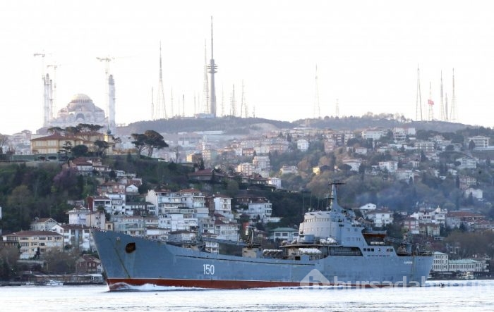 Rus savaş gemisi İstanbul Boğazı'ndan geçti