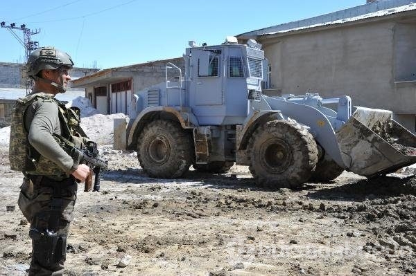 Yüksekova'ya özel harekat indirildi