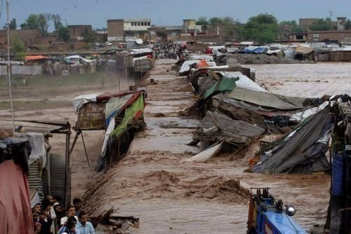 Pakistan'da evler sular altında kaldı