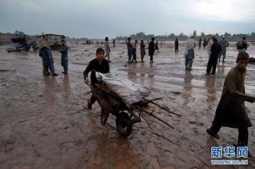 Pakistan'da evler sular altında kaldı