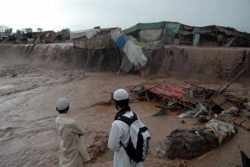 Pakistan'da evler sular altında kaldı