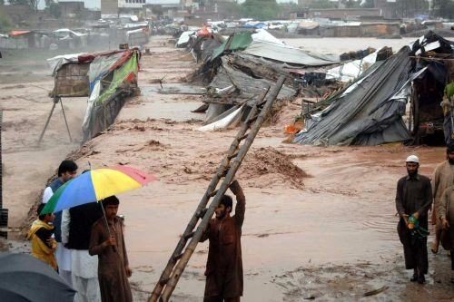 Pakistan'da evler sular altında kaldı