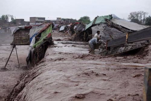 Pakistan'da evler sular altında kaldı