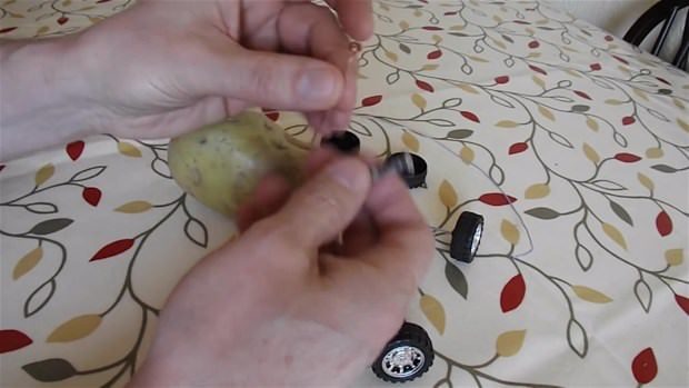 Patatesten oyuncak araba yaptı