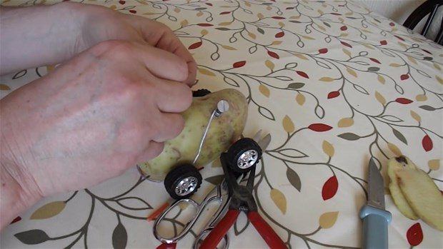 Patatesten oyuncak araba yaptı