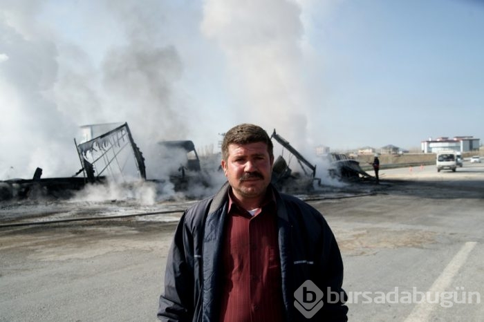 Teröristler Van'da üç tırı yaktı