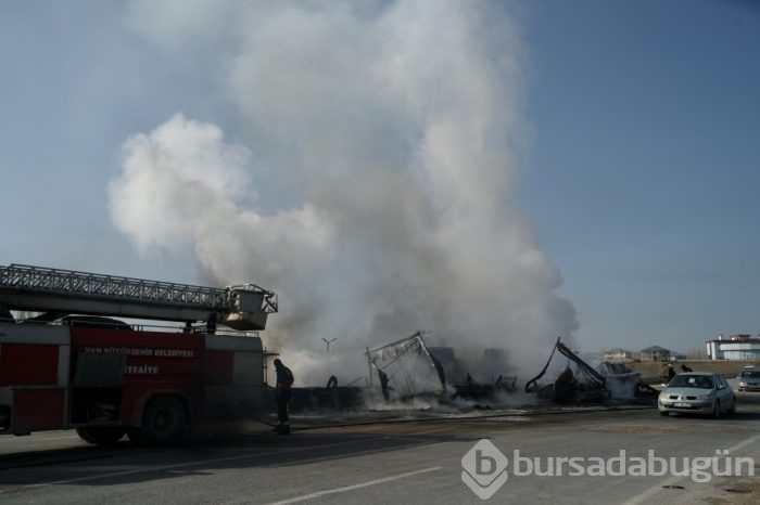 Teröristler Van'da üç tırı yaktı