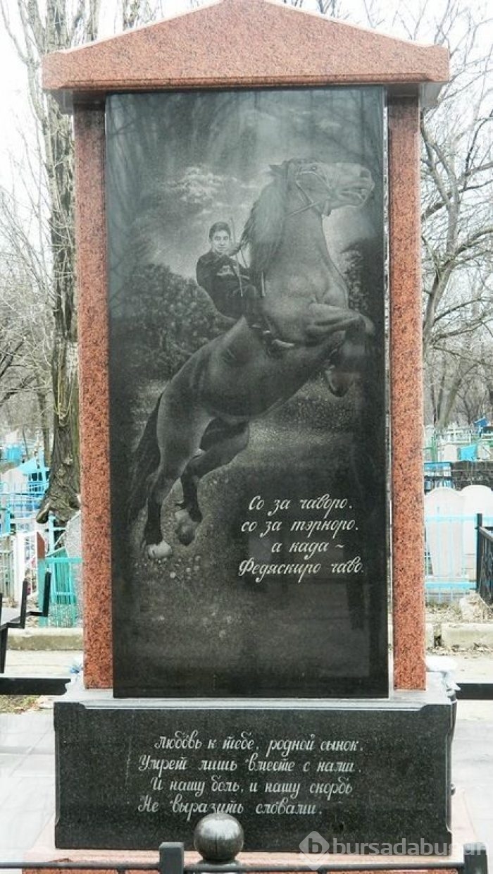 Şaka gibi mezar taşları