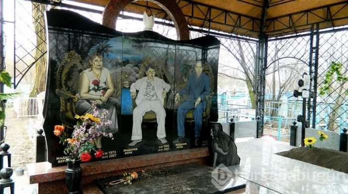 Şaka gibi mezar taşları