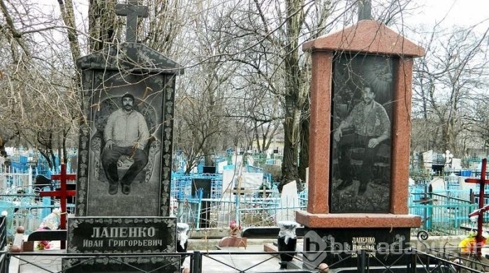 Şaka gibi mezar taşları