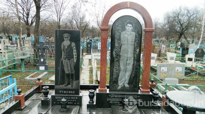 Şaka gibi mezar taşları