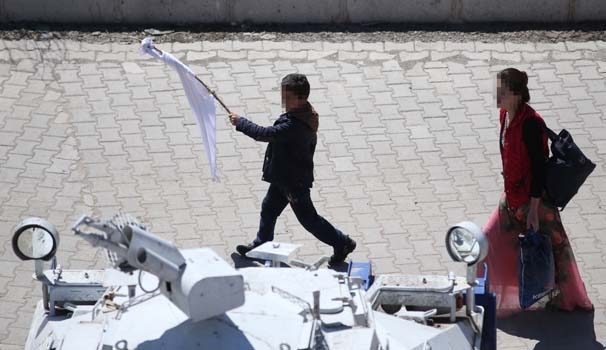 Gitar çantasından bomba çıktı!