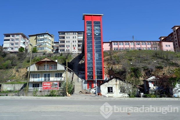 Tepedeki mahalle için asansör