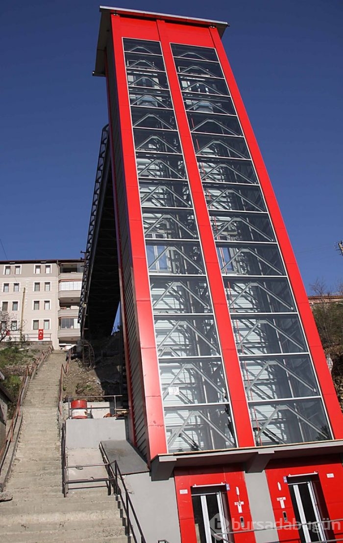 Tepedeki mahalle için asansör