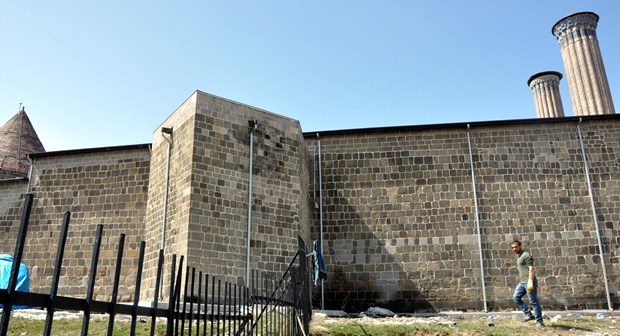 Erzurum'daki Çifte Minareli Medrese'ye tepki çeken restorasyon
