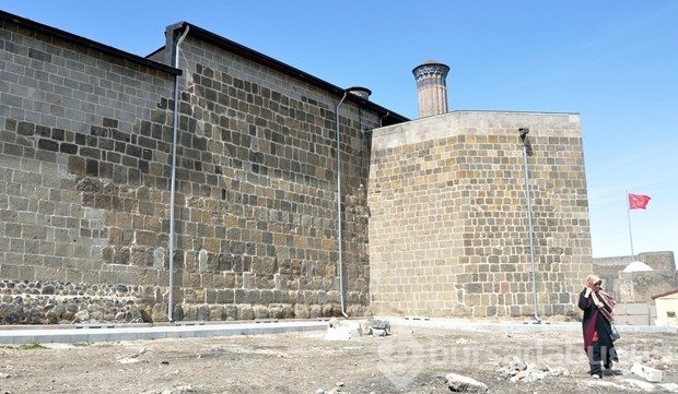 Erzurum'daki Çifte Minareli Medrese'ye tepki çeken restorasyon
