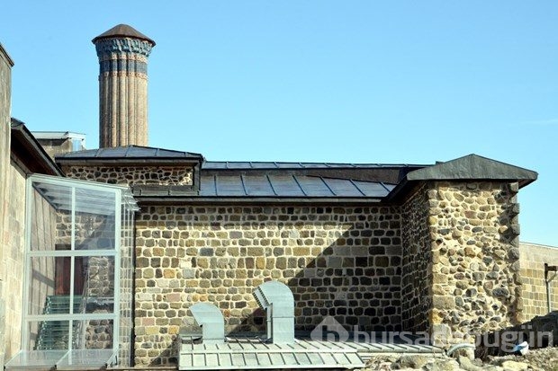 Erzurum'daki Çifte Minareli Medrese'ye tepki çeken restorasyon
