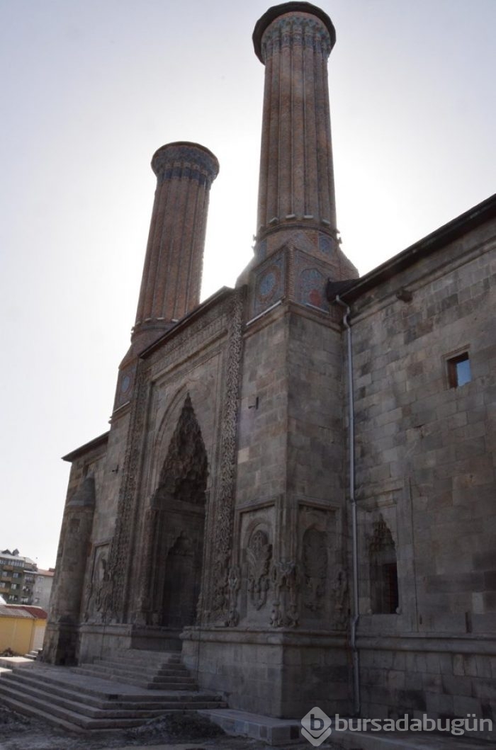 Erzurum'daki Çifte Minareli Medrese'ye tepki çeken restorasyon
