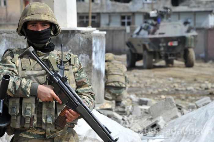 Nusaybin'de patlayıcılar özel birlik tarafından tespit edilerek, imha ediliyor	
