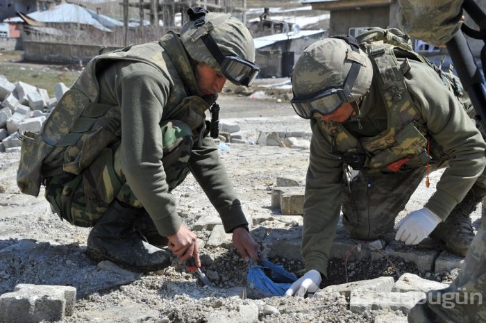 Nusaybin'de patlayıcılar özel birlik tarafından tespit edilerek, imha ediliyor	
