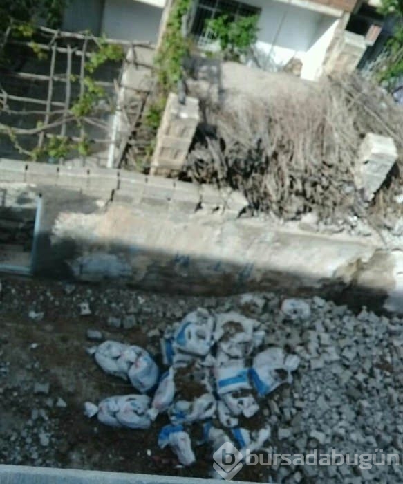 Nusaybin'de patlayıcılar özel birlik tarafından tespit edilerek, imha ediliyor	
