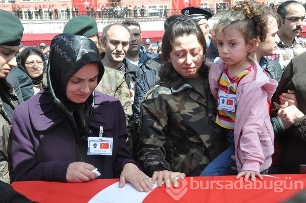 Şehidi 15 bin kişi uğurladı