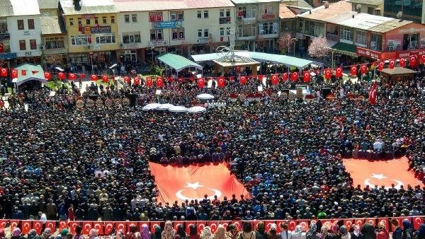 Şehidi 15 bin kişi uğurladı