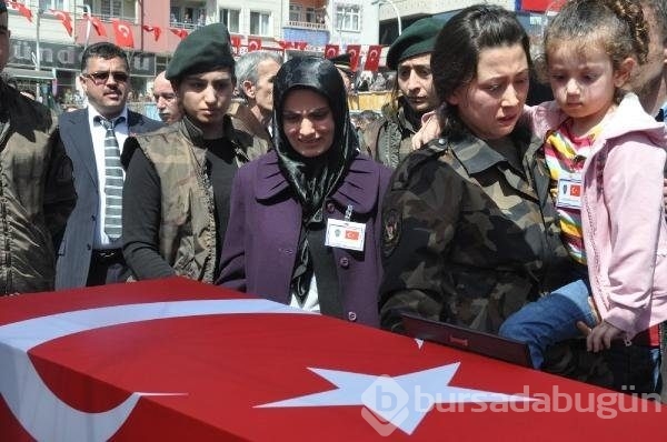 Şehidi 15 bin kişi uğurladı