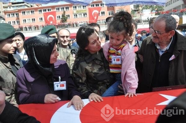 Şehidi 15 bin kişi uğurladı
