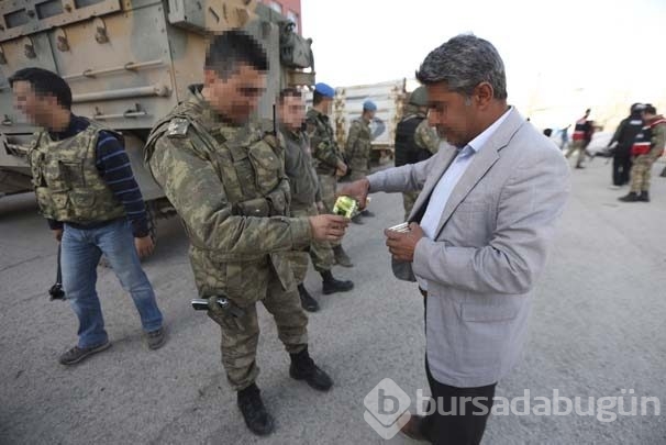 Kadın subay çocuklara moral verdi