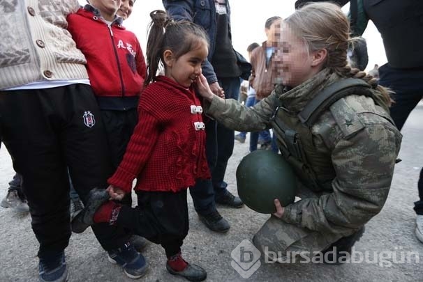 Kadın subay çocuklara moral verdi