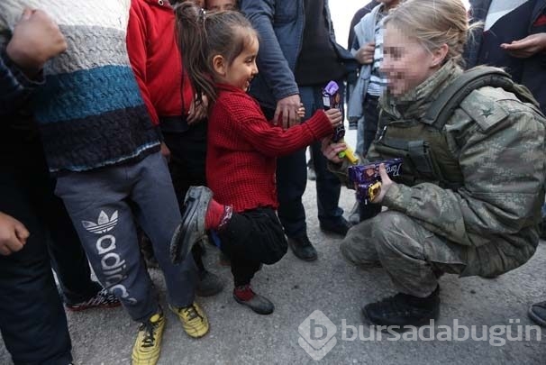 Kadın subay çocuklara moral verdi