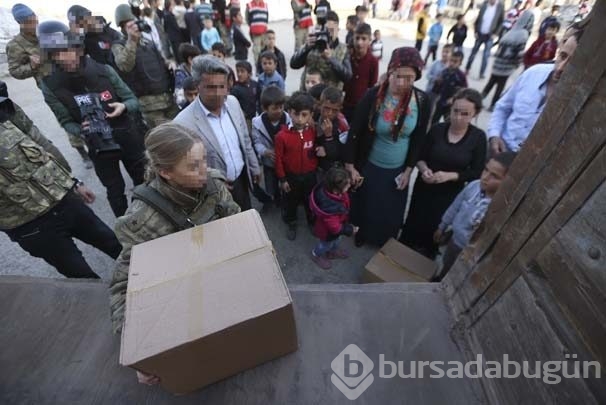 Kadın subay çocuklara moral verdi
