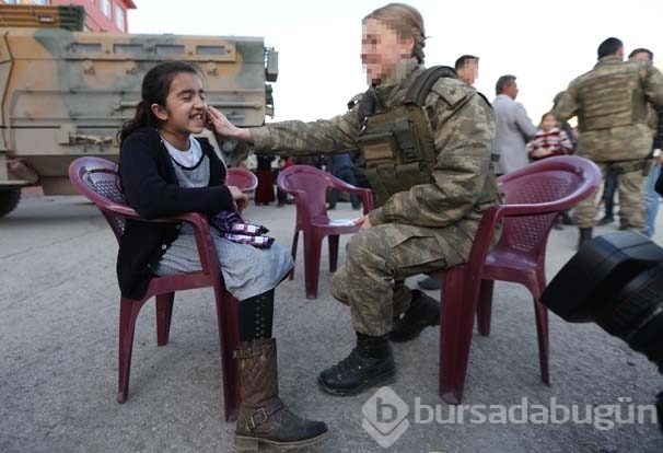 Kadın subay çocuklara moral verdi