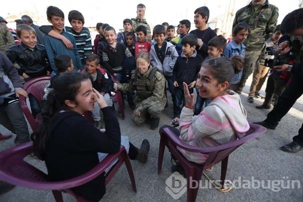 Kadın subay çocuklara moral verdi