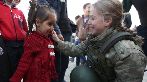 Kadın subay çocuklara moral verdi