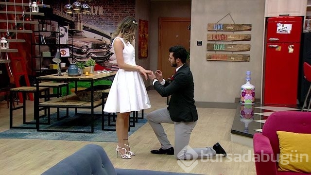 Emre, Hazal'a evlenme teklif etti