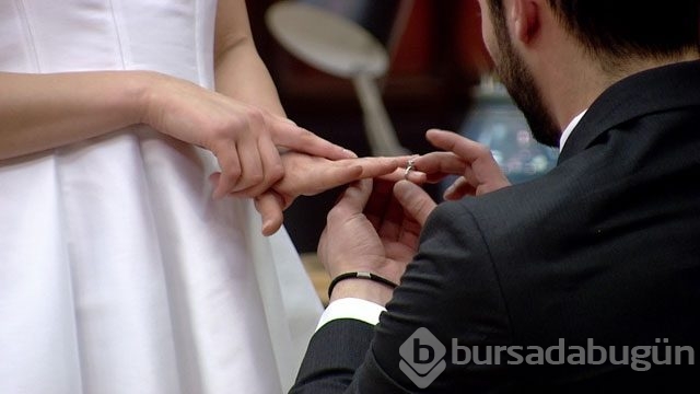 Emre, Hazal'a evlenme teklif etti