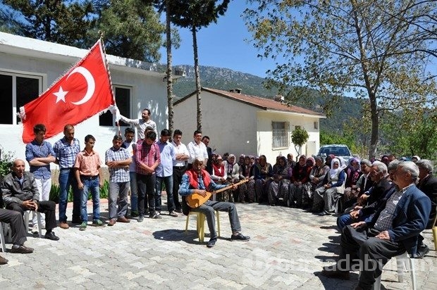 Gençlerden "evlenememe" eylemi