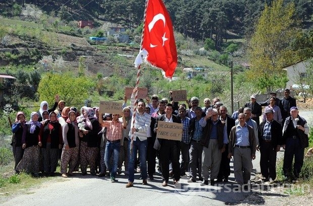 Gençlerden "evlenememe" eylemi