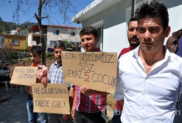 Gençlerden "evlenememe" eylemi