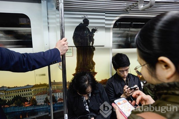 Seul'daki metrolarda dünya yolculuğu!
