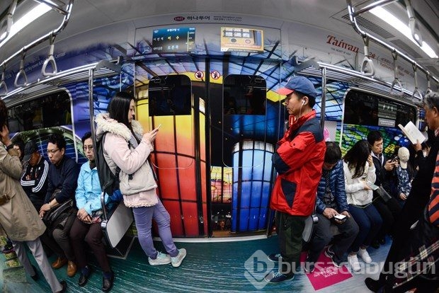 Seul'daki metrolarda dünya yolculuğu!
