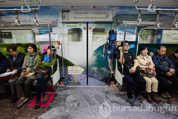 Seul'daki metrolarda dünya yolculuğu!
