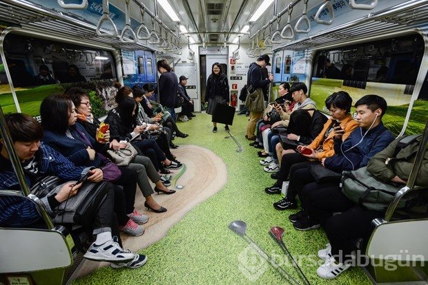 Seul'daki metrolarda dünya yolculuğu!
