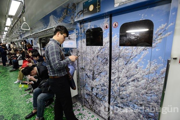 Seul'daki metrolarda dünya yolculuğu!
